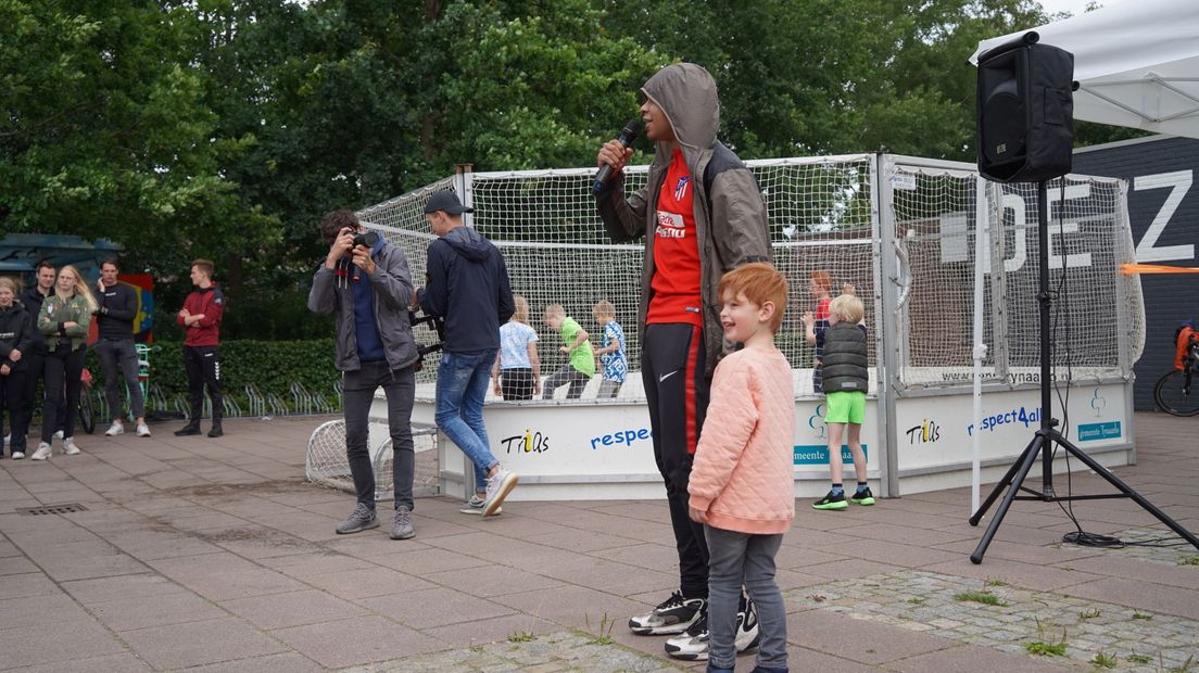 Veel jongeren zijn fan van rapper 2Twice, oftewel Noah Massanga