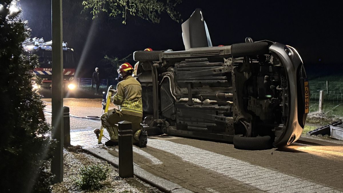 Auto op zijn kant lekt brandstof: bestuurster gered
