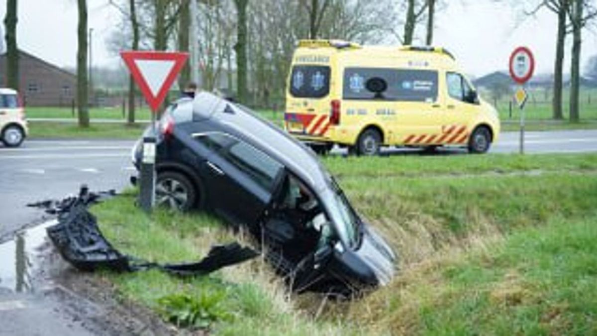 112 Nieuws: Explosief naar woning in Enschede gegooid | Automobilisten gebruiken weg in Daarlerveen 