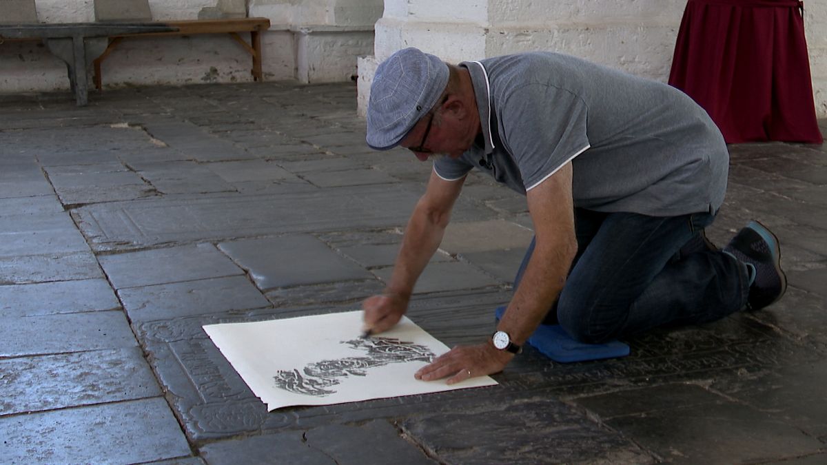 Op je knieën in de kerk: niet om te bidden, maar om graven tevoorschijn te halen