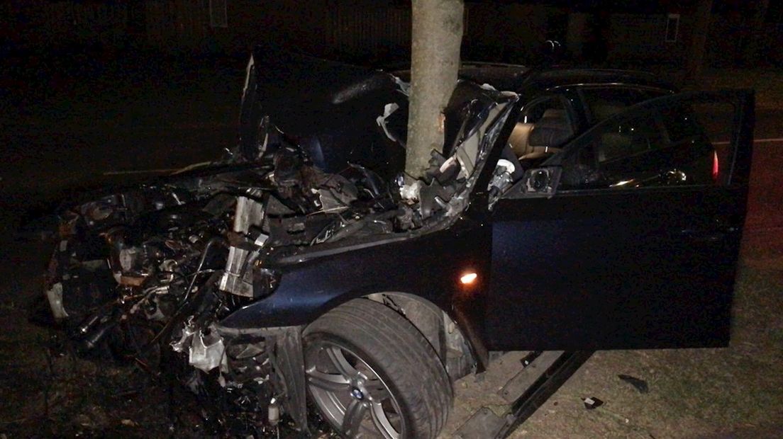 Automobiliste crasht tegen boom Oldenzaal