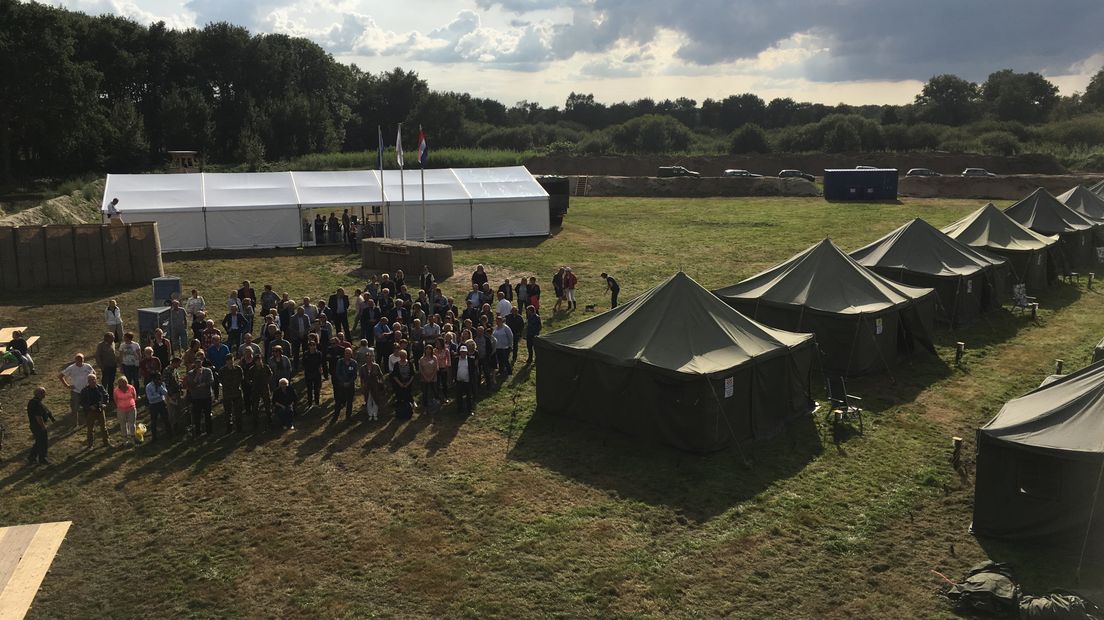 De kunstenaars wonen een maand lang op het kamp (Rechten: Serge Vinkenvleugel/RTV Drenthe)