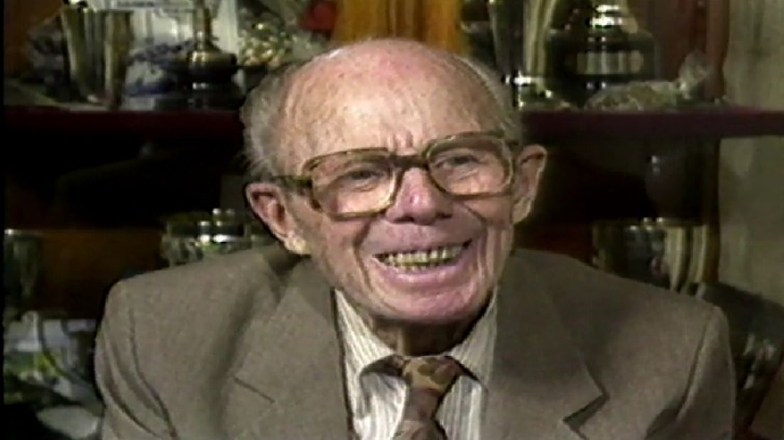 Han van Kooten, die in 1927 de TT won (screenshot: interview Rob Takens 1986 -uitzending RTV Drenthe 1995)