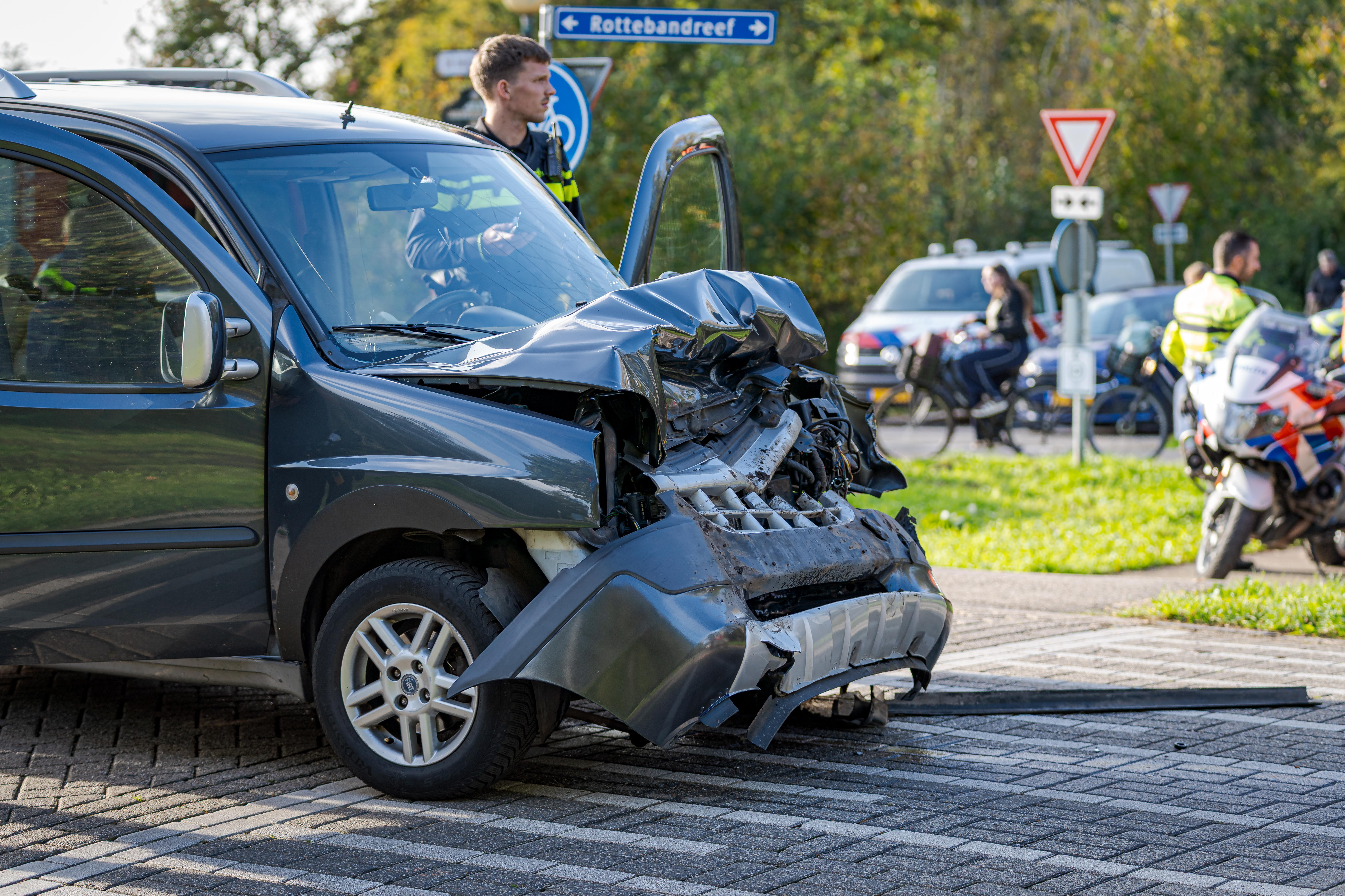 De schade aan de auto is aanzienlijk.