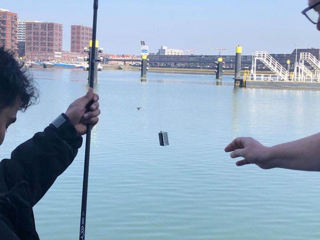 Eric Verhiest leert de asielzoekers de fijne kneepjes van het hengelen