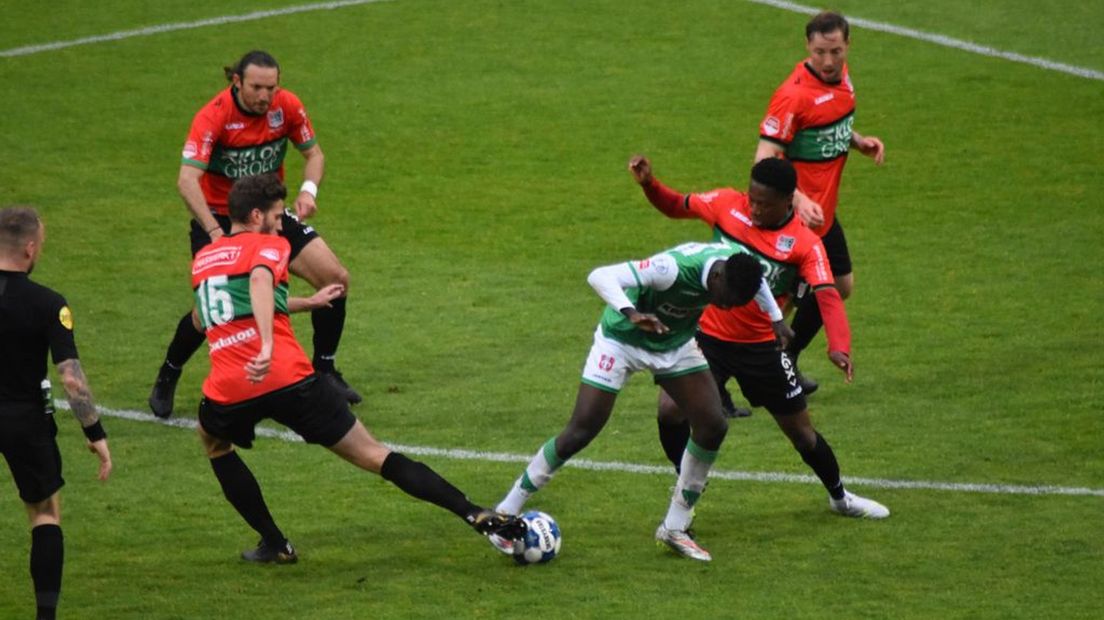 Een fel duel in de wedstrijd NEC-Dordrecht