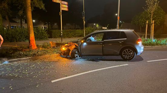 Auto ramt boom midden in de nacht Nieuws