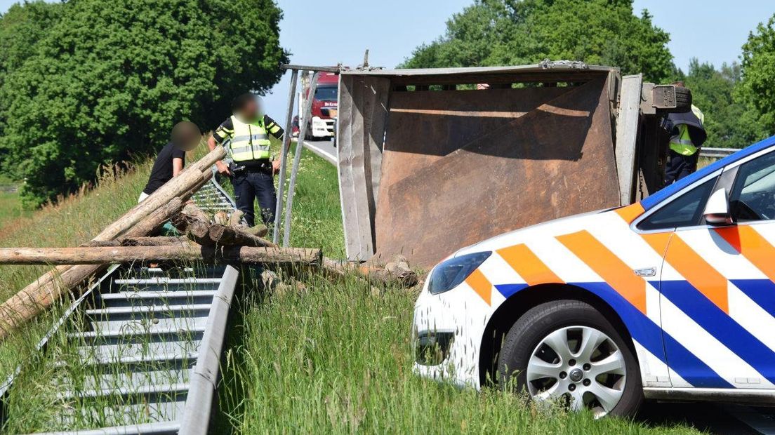 Op de aanhanger lagen houten palen (Rechten: Van Oost Media)