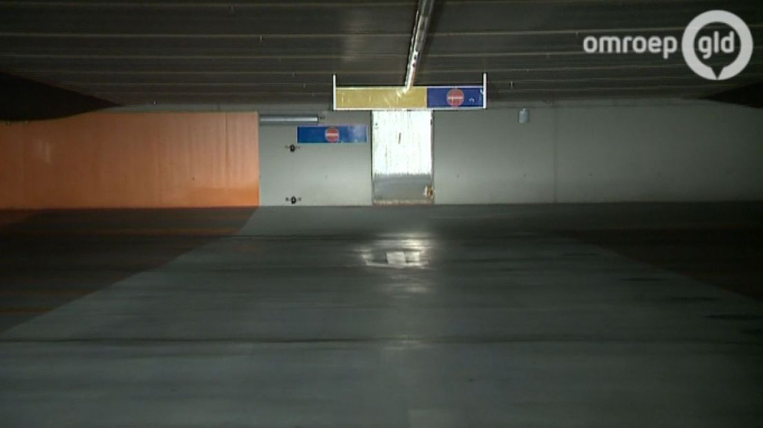 Het is donker en stil in de parkeergarage