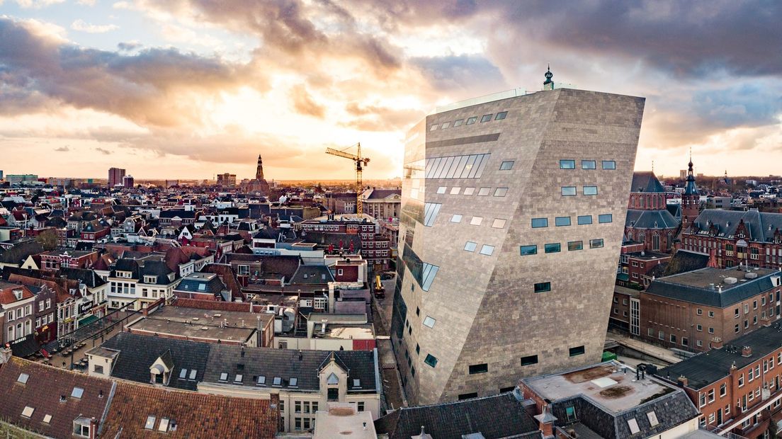 Forum Groningen met de skyline van Groningen