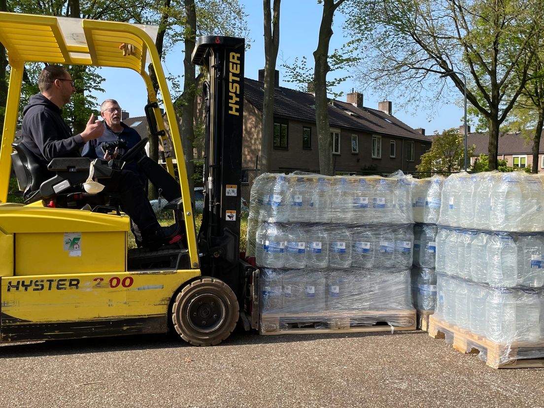 Dick (83) brengt water vanuit Norger bunker naar Oekraïne