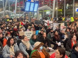 Tientallen demonstranten doen sit-in voor Palestina op Utrecht Centraal