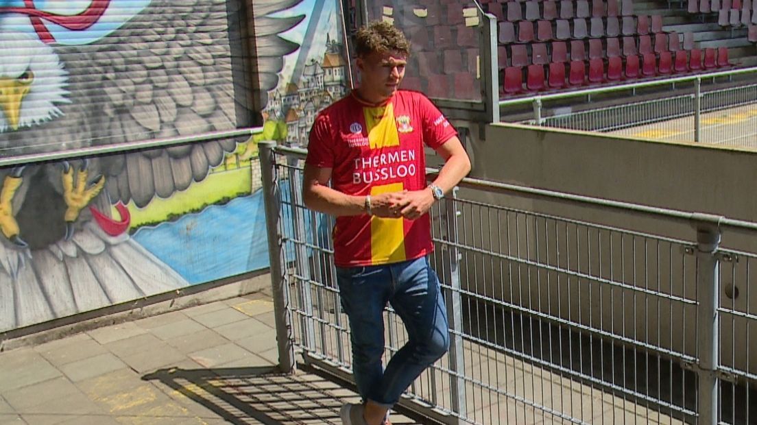 Julius Bliek (23) tijdens zijn presentatie bij Go Ahead Eagles