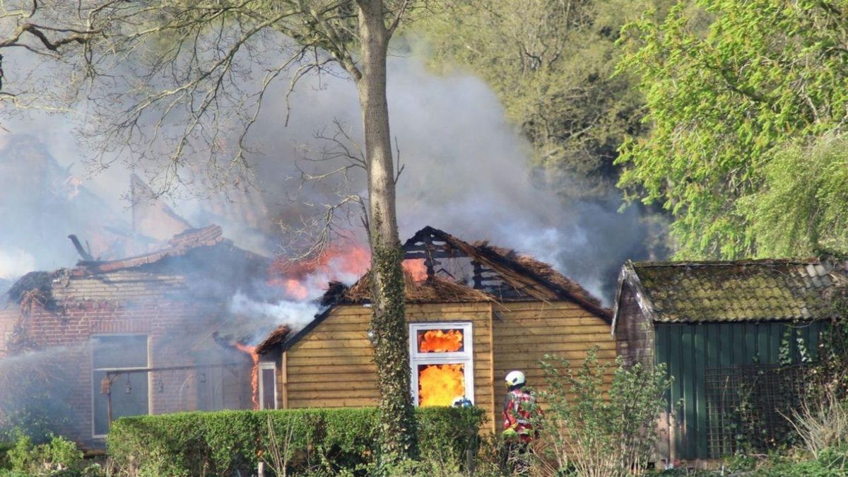 Vlammen uit dak bij woningbrand in Pesse: geen gewonden [update]