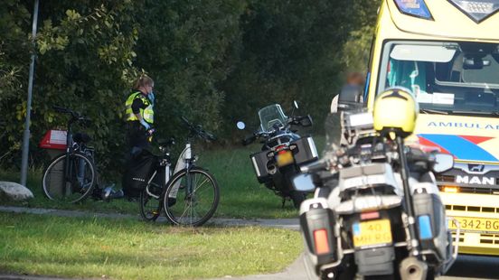Fietser naar ziekenhuis na ongeluk in Langelo met motorrijder. Fietser naar ziekenhuis na ongeluk in Langelo met motorrijder.