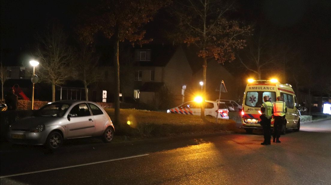 Persoon vliegt met auto uit de bocht en raakt gewond in Zwolle