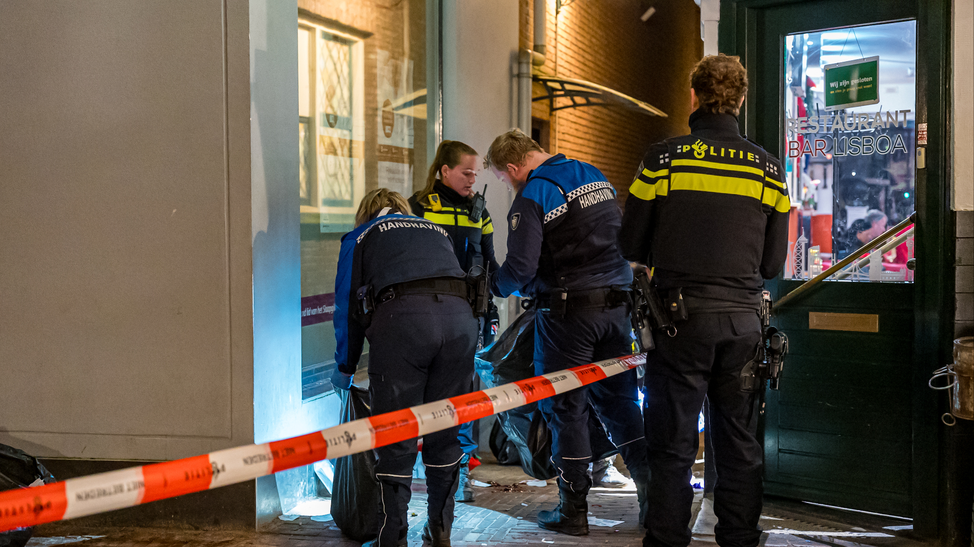 Man wordt neergestoken op Hoogstraat in Schiedam.