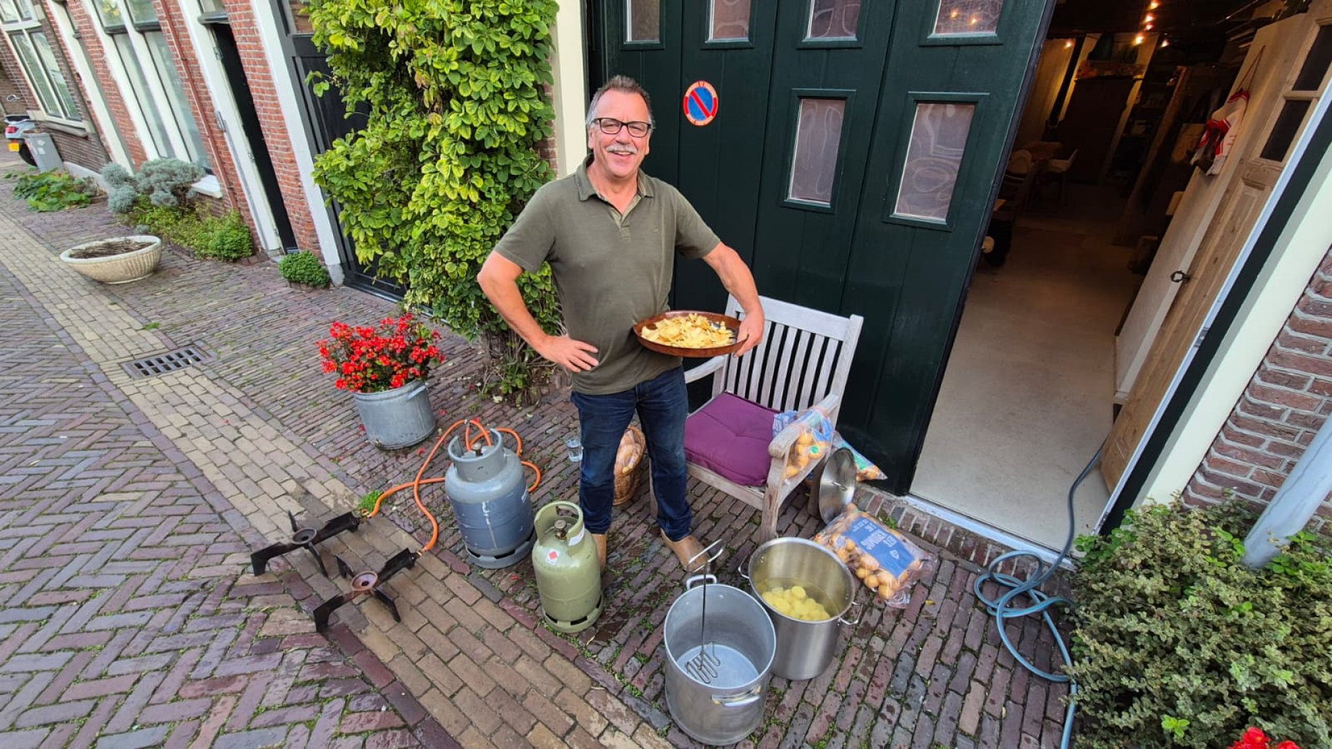 Ron maakt de hutspot bij hem op de stoep