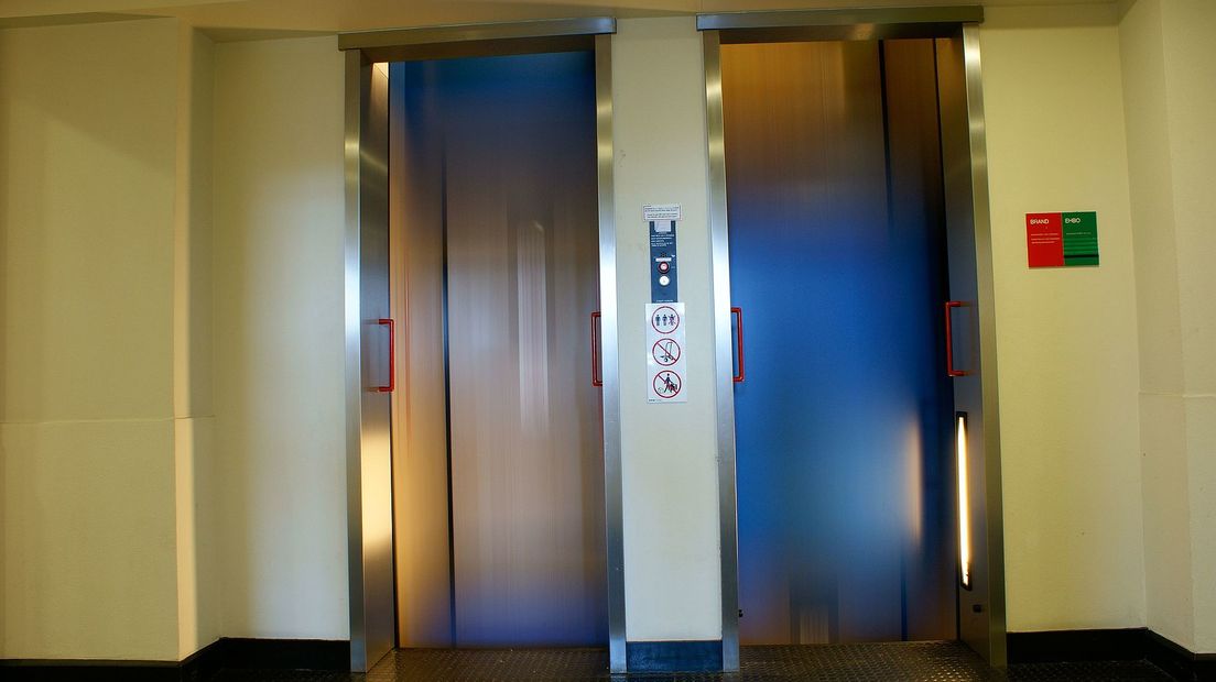 Een groep hulpbehoevende cliënten van IrisZorg De Hulsen in Nijmegen kan al vijftien dagen geen gebruikmaken van de lift in het woonzorgcentrum. Die is defect en de reparatie laat lang op zich wachten. Acht van de cliënten zijn slecht ter been en niet in staat om via de trap beneden te komen.