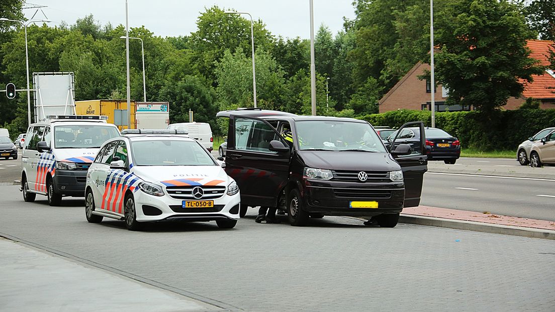 De politie doorzoekt het busje.