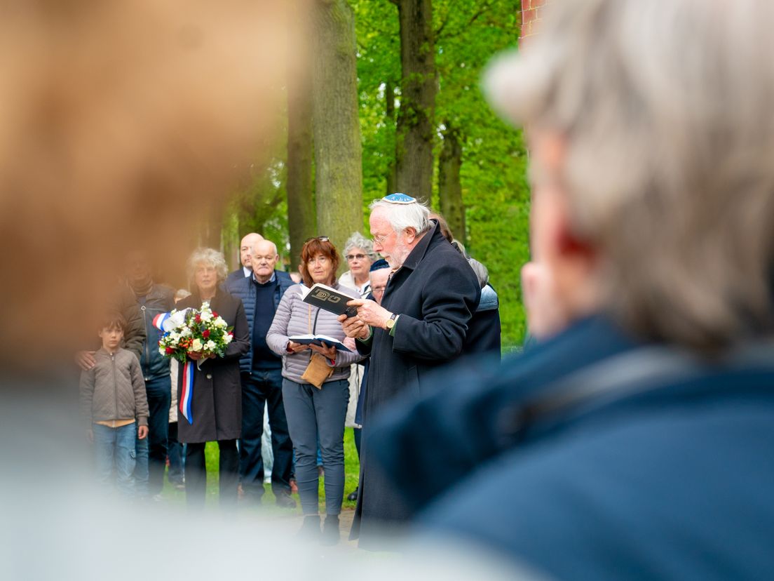 Lex ziet dat er steeds meer belangstelling is voor dodenherdenking in Zuidlaren: 'Dat doet me goed'