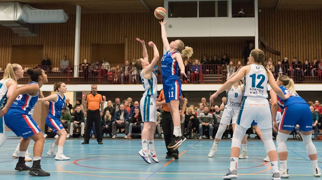 De tip-off voor het duel tussen Martini Sparks (witte shirts) en Binnenland