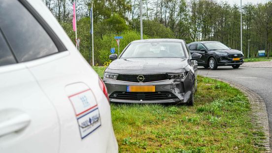 Automobilist raakt gewond bij botsing in Emmen. Automobilist raakt gewond bij botsing in Emmen.