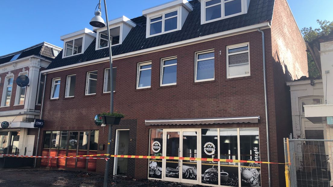 De ochtend na de brand staan de ramen open in het pand aan de Kerkstraat waar de brand woedde