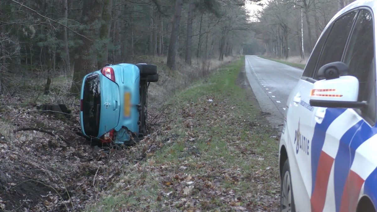 Auto in de sloot bij Doldersum