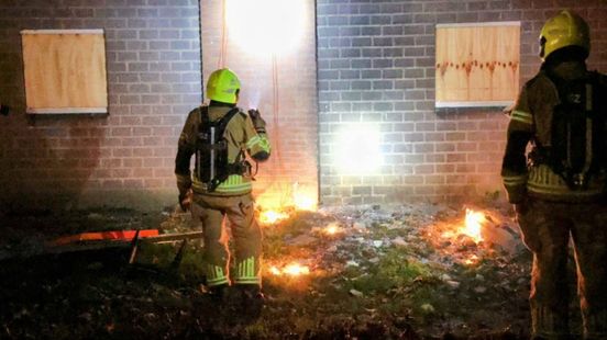 Brand bij sloopwoningen • bewoner ouderencomplex overvallen