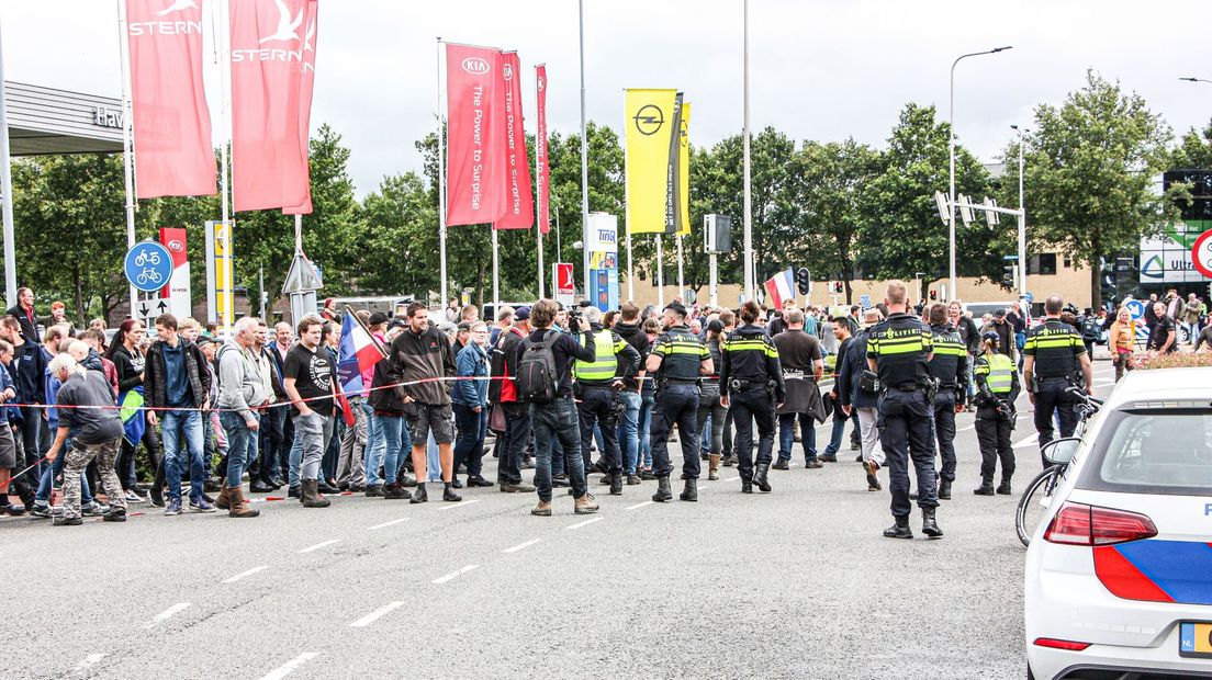 Sympathisanten voor het politiebureau in Assen