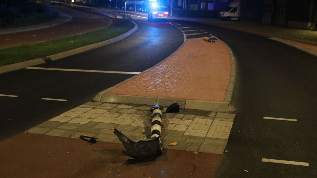 Een 18-jarige automobilist uit Barneveld heeft in de nacht van vrijdag op zaterdag een verkeerspaal en een stoplicht uit de grond gereden. Dat gebeurde op de Stationsweg in zijn woonplaats.