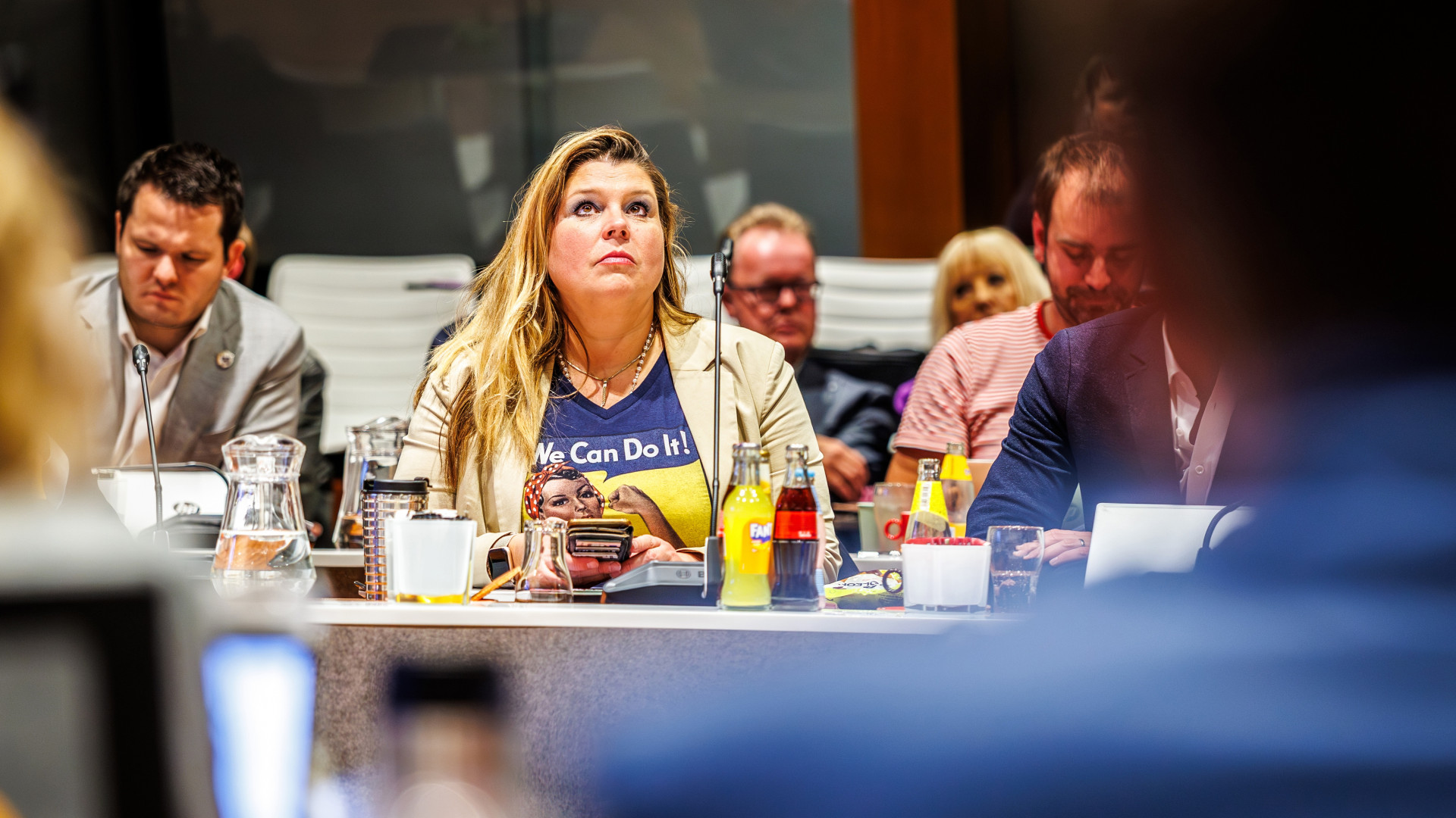 Anouk Noordermeer kijkt Relus Breeuwsma (rechts op de voorgrond) niet aan bij haar terugkeer in de Alphense raad