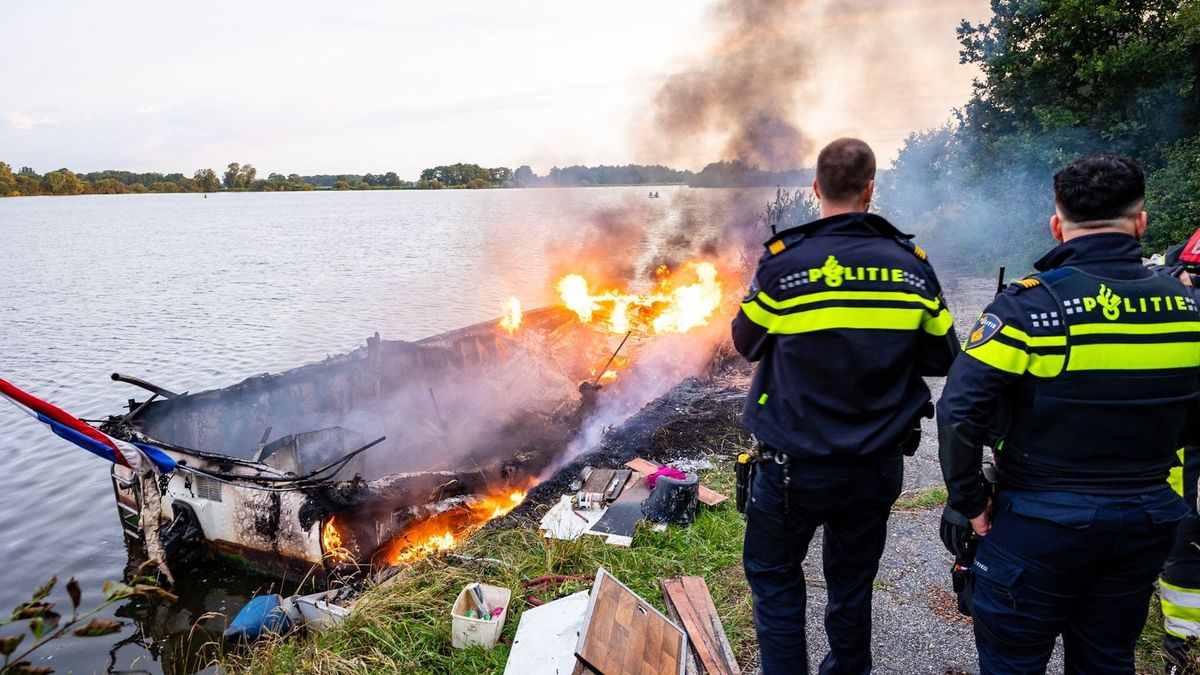 112-nieuws van 22 juli: Auto in de sloot in Sexbierum | Boot uitgebrand in Drachten