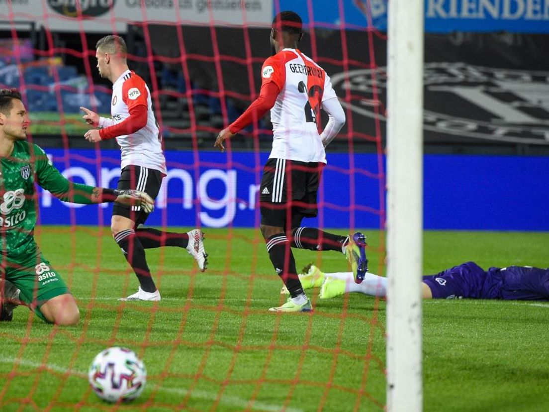 Bryan Linssen heeft Feyenoord op voorsprong gezet in het bekerduel met Heracles, keeper Blaswich baalt. (VK Sportphoto - Yannick Verhoeven)