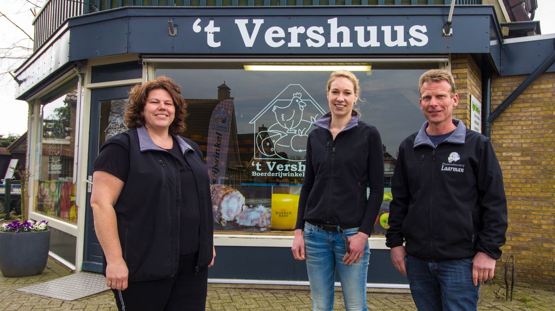 Kaasmaakster Geke Schoonvelde, ​fruittelerJoyce Lamers en pluimveehouder
Johan Laarman sloegen de hangen ineen (Rechten: Robbert Oosting / RTV Drenthe)
