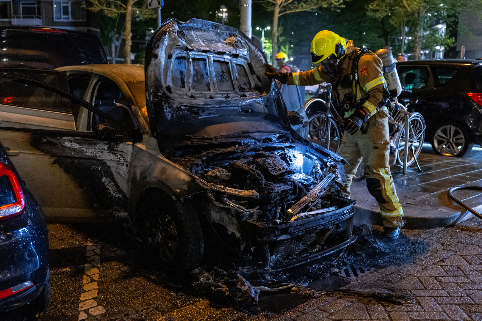 Twee autobranden in korte tijd binnen paar honderd meter | Veel schade aan woning door brand