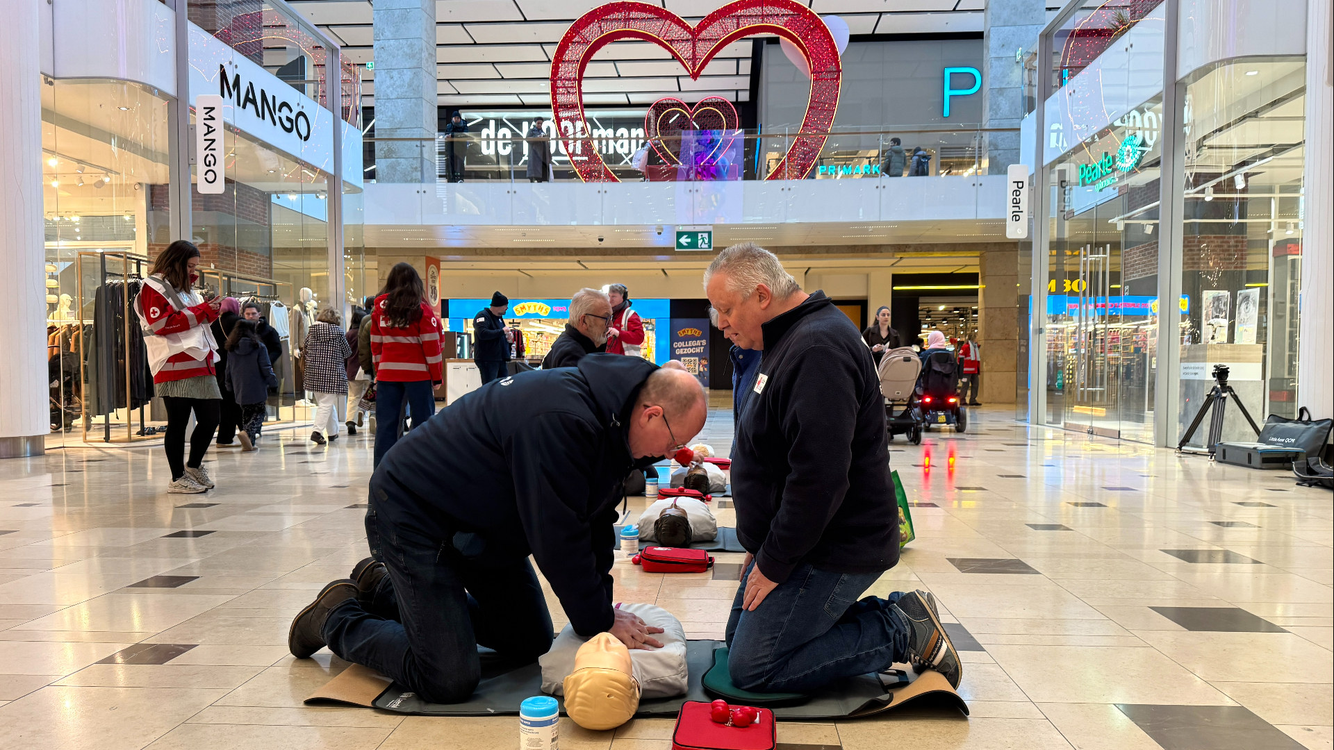 Reanimatiecursus als teken van liefde: 'Zodat we elkaar kunnen redden op een dag'