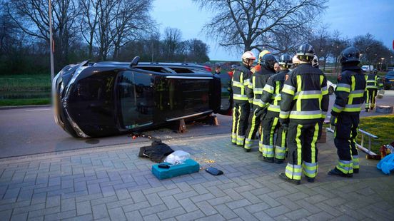 Automobiliste schampt meerdere autos | Lange files op A15 na twee ongelukken.