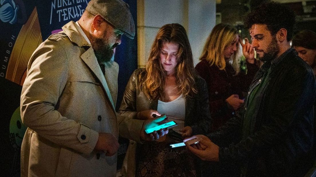 Clubbezoekers moeten een coronatoegangsbewijs tonen voordat ze naar binnengaan.