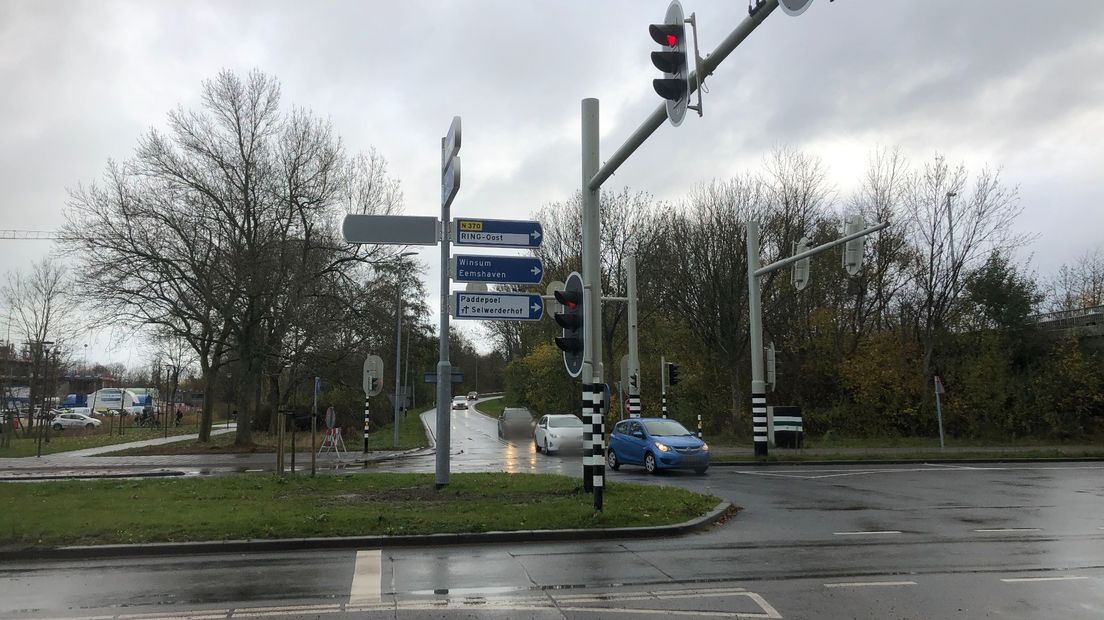 De wegwijzers wijzen de goede kant op, al zien deze bestuurders die linksaf slaan richting Paddepoel slechts de grijze achterkant van de borden