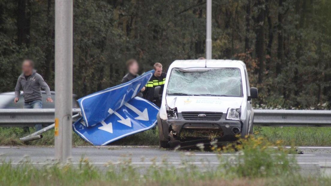 Auto gecrasht tegen de vangrail