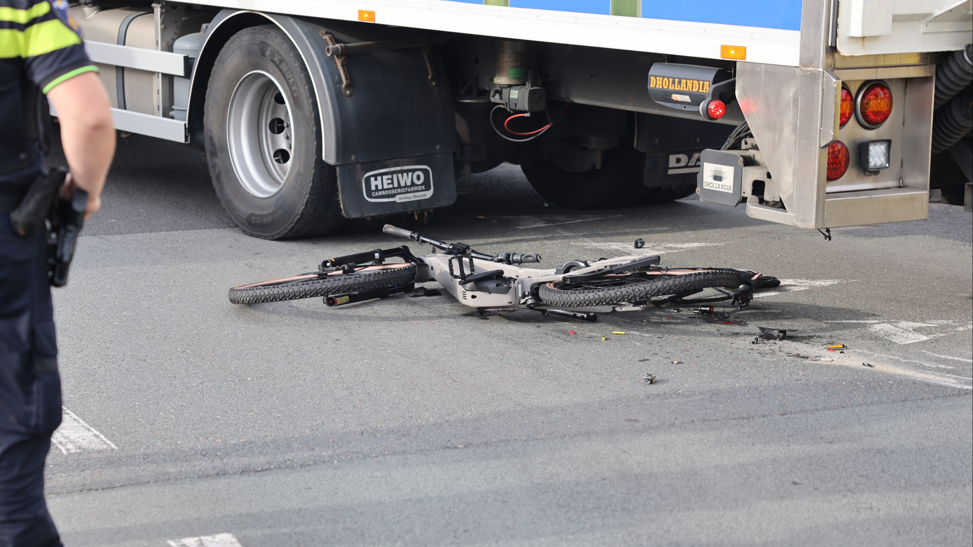 Fietser zwaargewond na ongeluk met vrachtwagen.