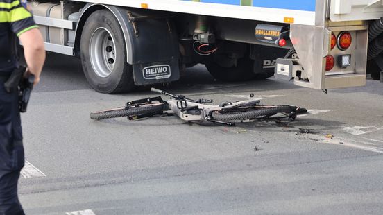 Fietser zwaargewond na ongeluk met vrachtwagen. Fietser zwaargewond na ongeluk met vrachtwagen.