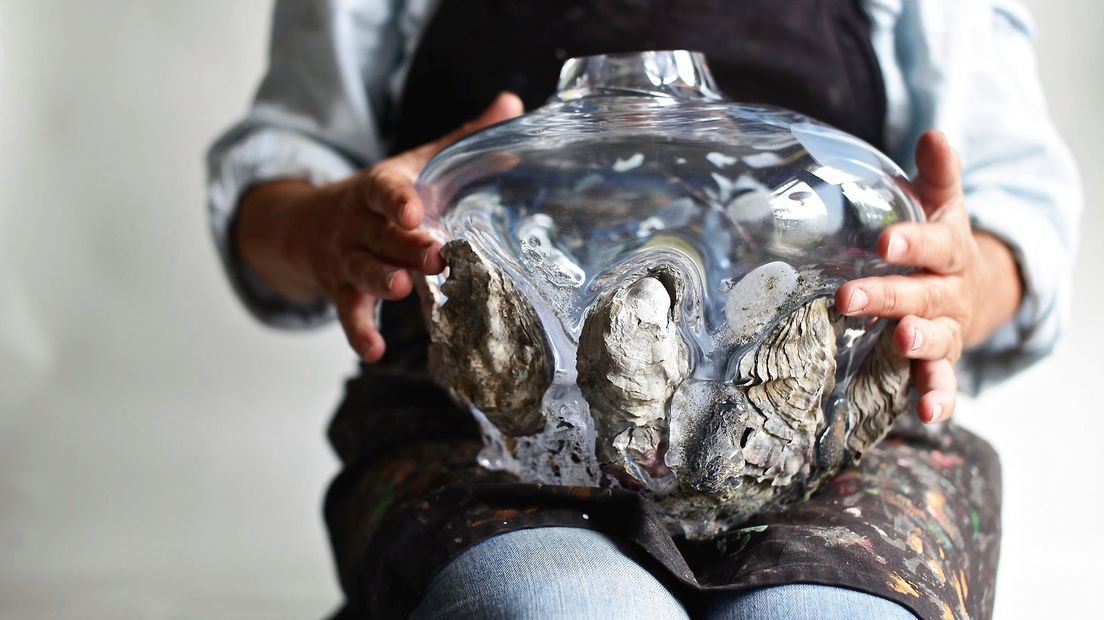 Oesters in glaskunst, dat is 'Zeeuws licht nummer 1', van Ans Bakker