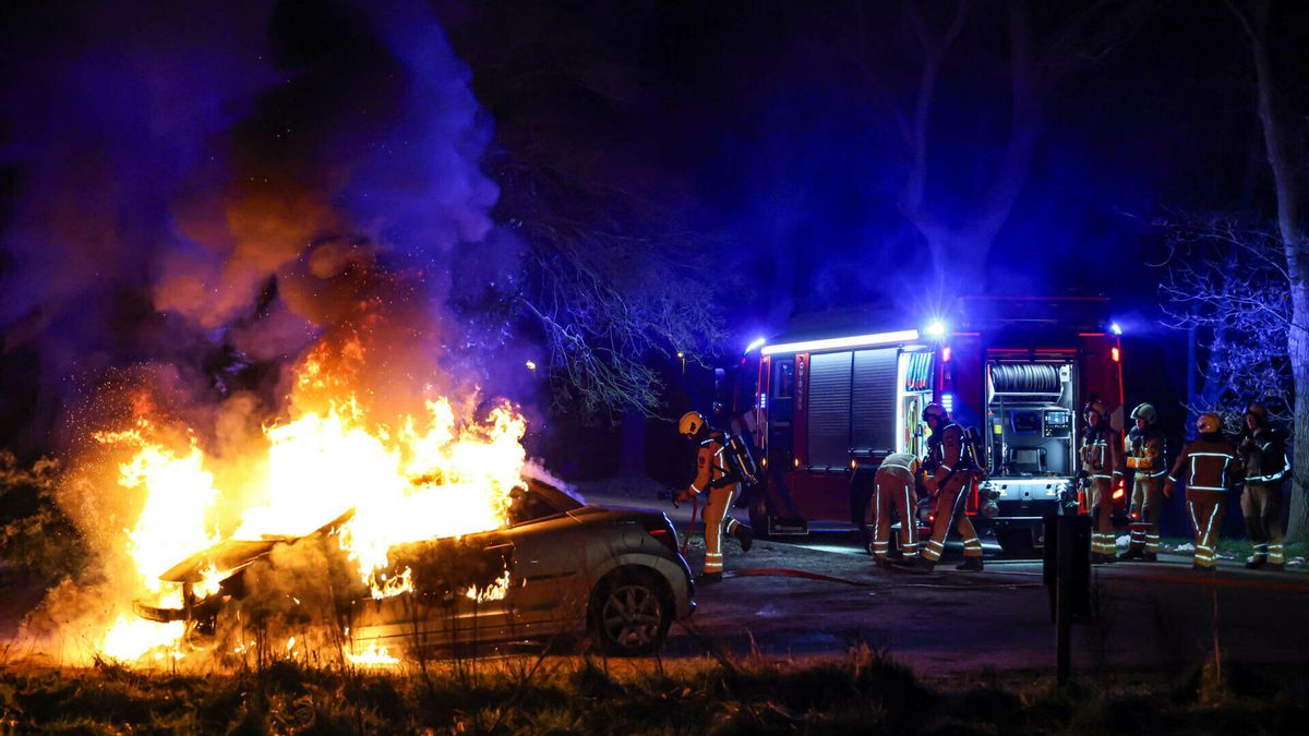 Auto brandt uit op oprit in Klazienaveen