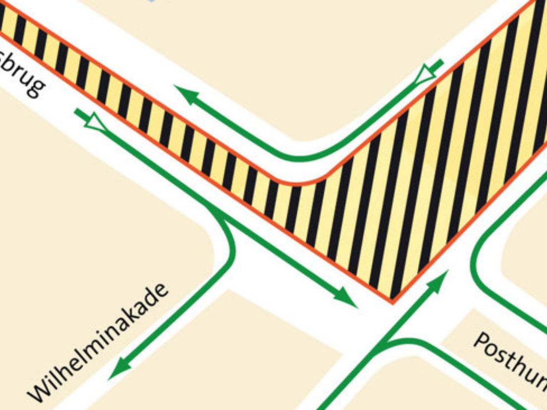 De groene pijlen geven aan welke rijrichtingen voor autoverkeer openblijven bij het Wilhelminaplein.