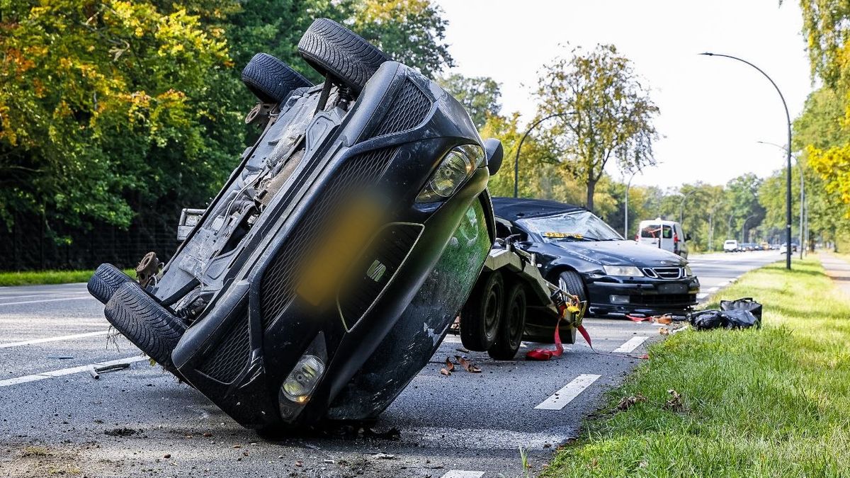 Auto slaat over de kop in Enschede, weg vol brokstukken