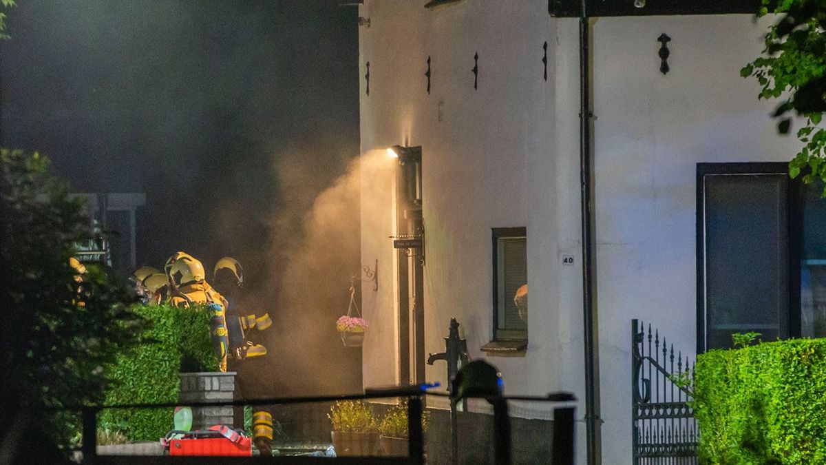 Gewonde bij woningbrand in Loenen aan de Vecht, straat ontruimd