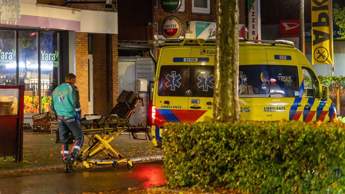 Taxibusje rijdt tegen man (20) aan na ruzie tussen twee groepen | 56-jarige man gewond bij ongeluk i